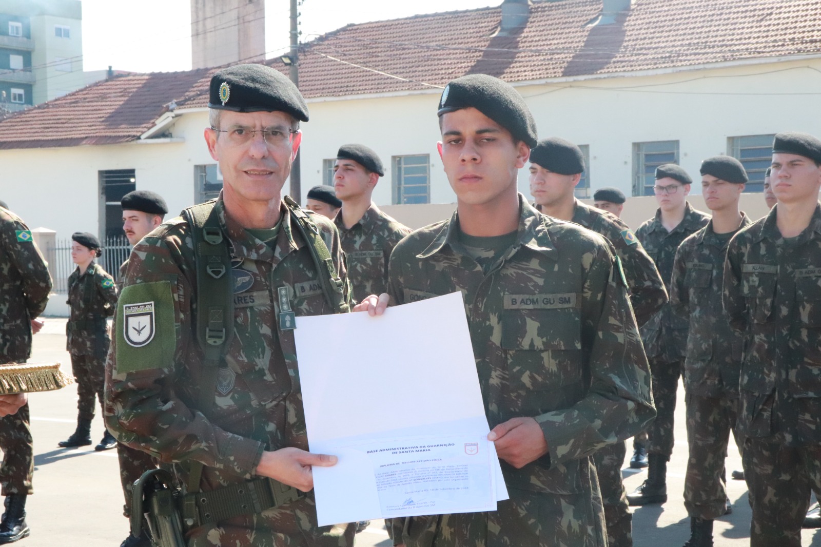 Gonçalves recebendo certificado de melhor atirador franco