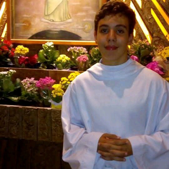 hönig ao lado de um padre na igreja católica