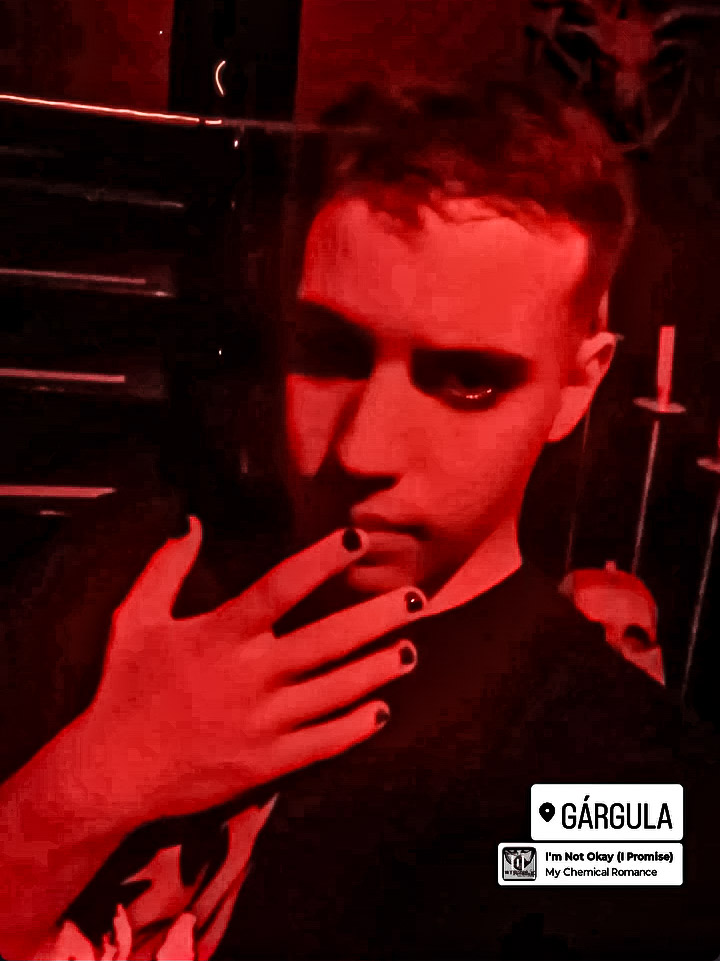 honig com as unhas pintadas de preto