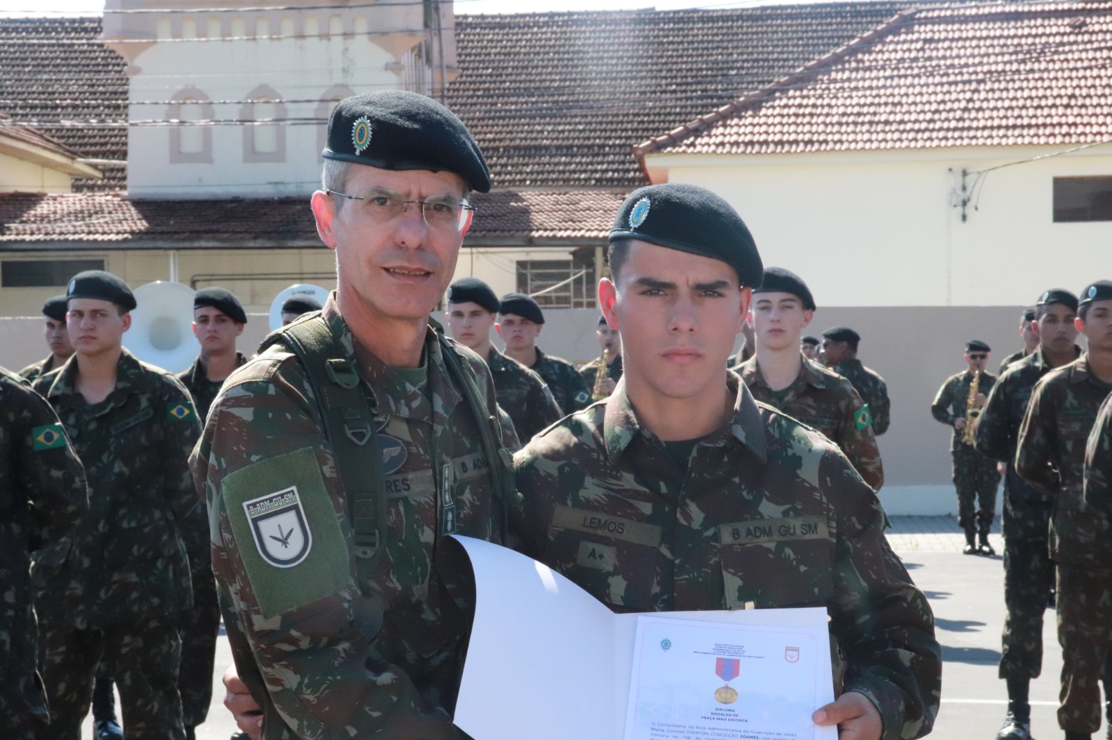 Lemos recebendo certificado de aptidão física