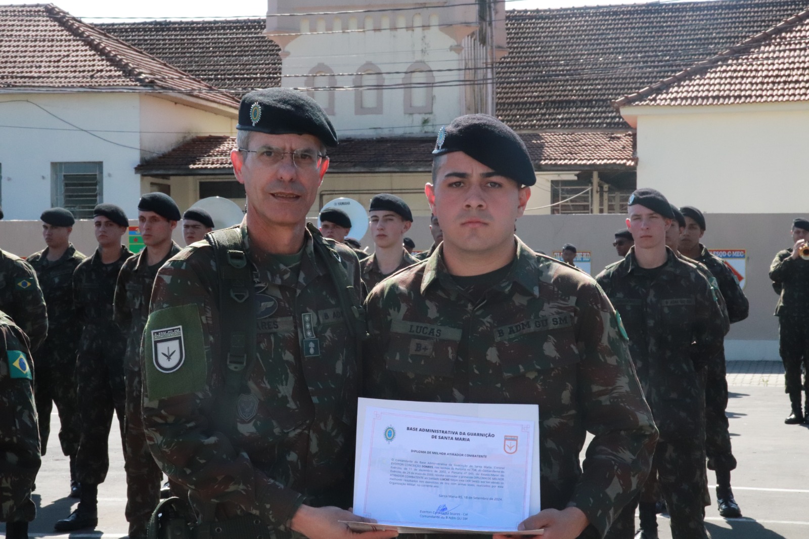 Lucas recebendo certificado de praça nova