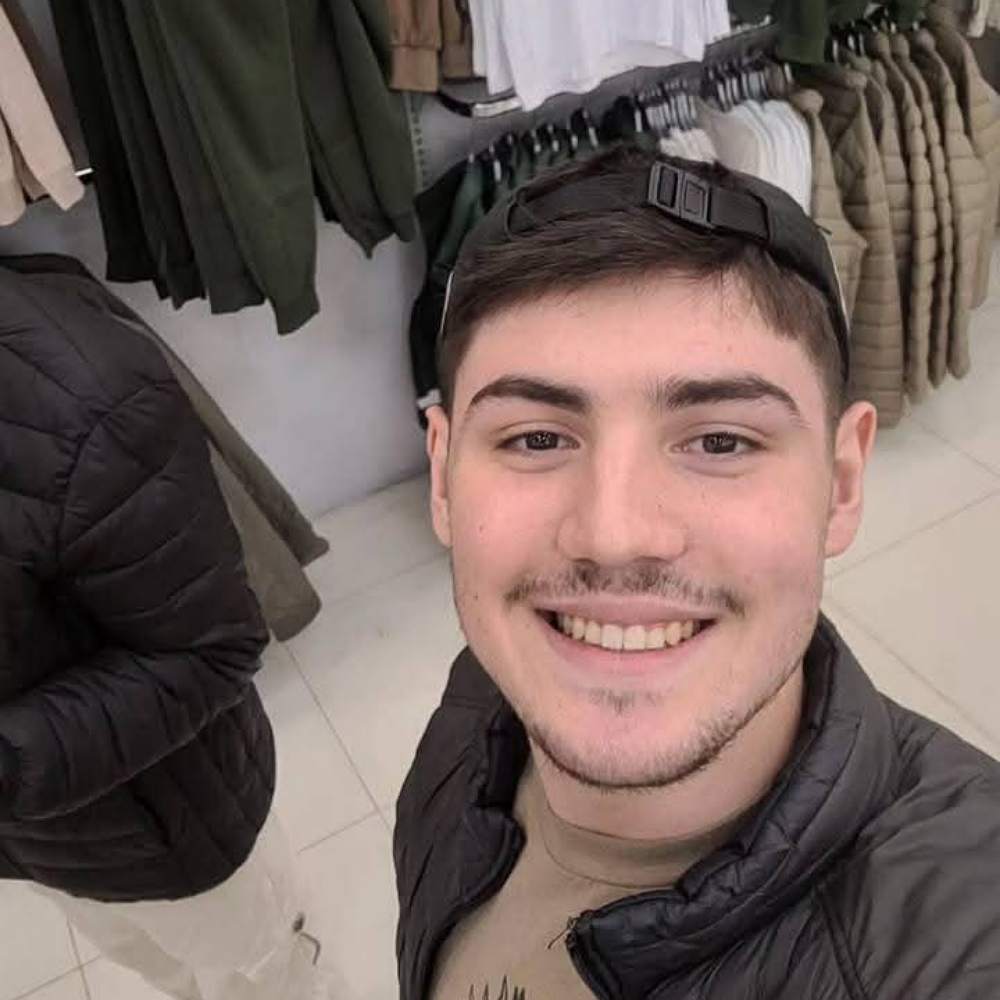 Tauan dentro de uma loja de roupas